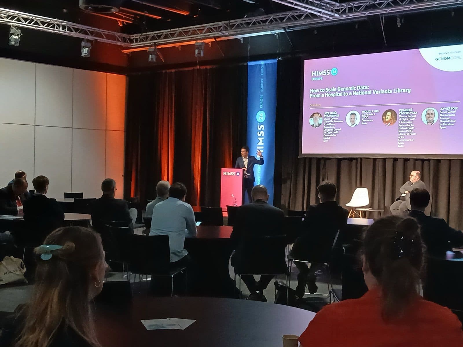 Miquel Bru presentando el workshop "How to Scale Genomic Data: From a Hospital to a National Variants Library" patrocinado por Genomcore en HIMSS Europe 2026