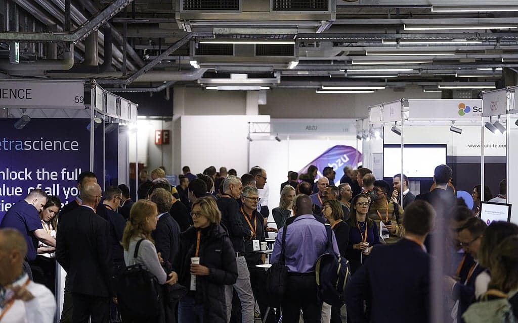 Asistentes recorriendo los estands del pabellón de exposición de BioTechX Europe 2026 en Basilea