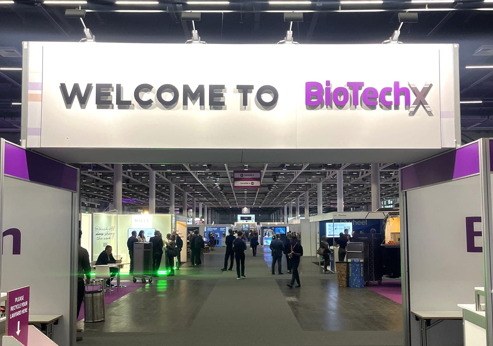 Entrada a BioTechX Europe 2026 en el Basel Exhibition Center, con el cartel «Welcome to BioTechX» sobre el pabellón de exposición