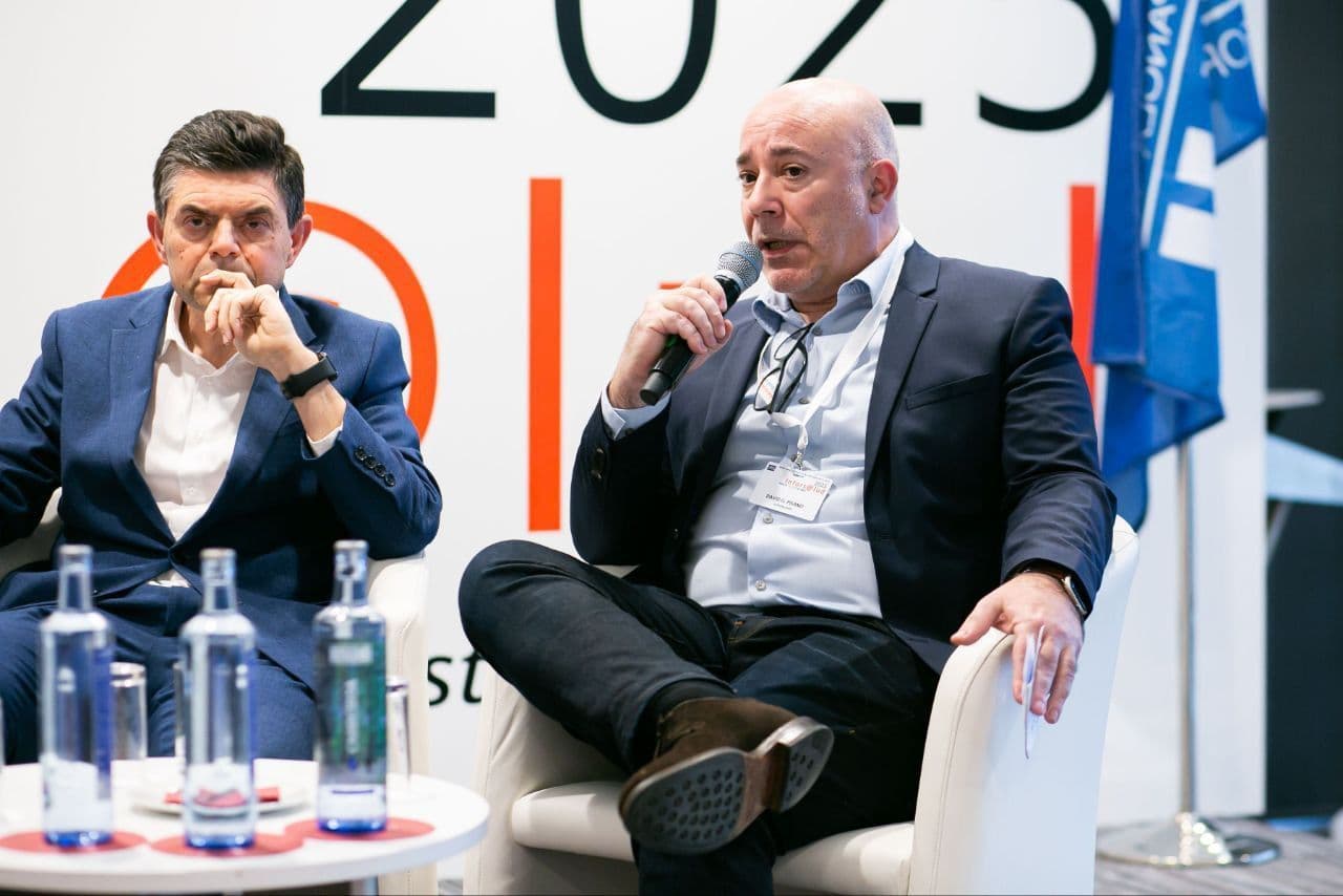 David Pisano, Clinical Bioinformatics Director at Genomcore, speaking at the Inforsalud roundtable on precision medicine