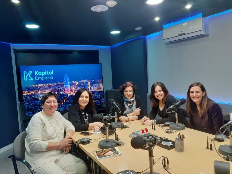 Kapital Empresa Radio broadcast featuring female leaders from Genomcore discussing women's empowerment on International Women's Day