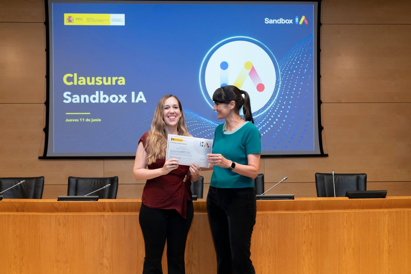 Laura Isus and María Díez receive the EU AI Sandbox accreditation diploma from María González Veracruz